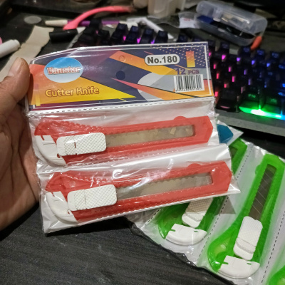 Z117 cutter BESAR pisau kertas alat kantor ART KNIVES - warna random