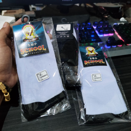 Z857 kaos kaki SD SMP SMA HITAM DAN PUTIH