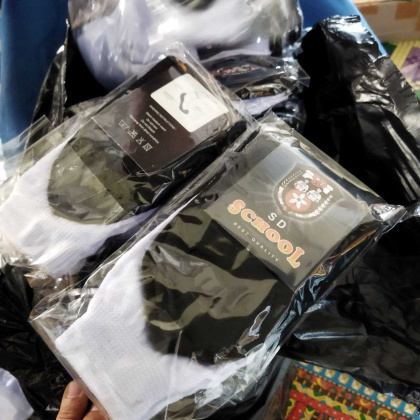 Z857 kaos kaki SD SMP SMA HITAM DAN PUTIH