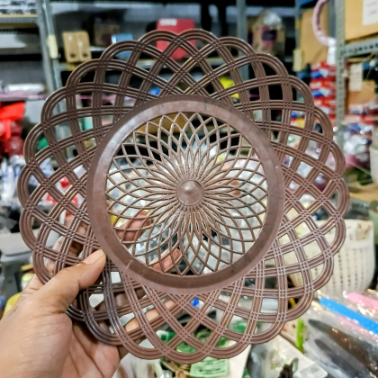 Y953 PIRING ROTAN PLASTIK MOTIF ANYAMAN DIAMETER 24.5CM