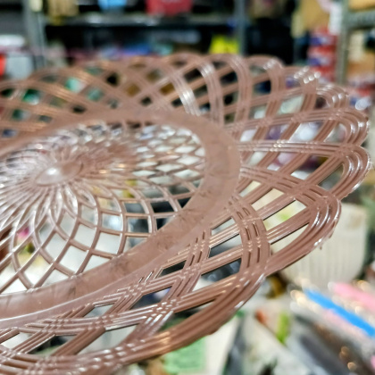 Y953 PIRING ROTAN PLASTIK MOTIF ANYAMAN DIAMETER 24.5CM