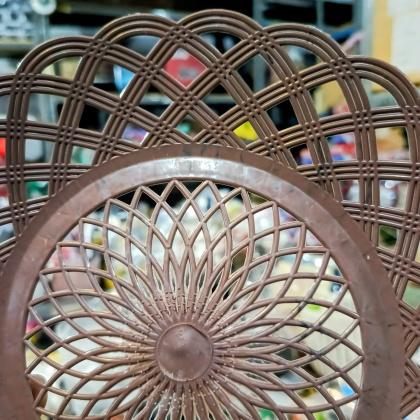 Y953 PIRING ROTAN PLASTIK MOTIF ANYAMAN DIAMETER 24.5CM