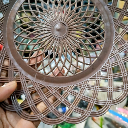 Y953 PIRING ROTAN PLASTIK MOTIF ANYAMAN DIAMETER 24.5CM