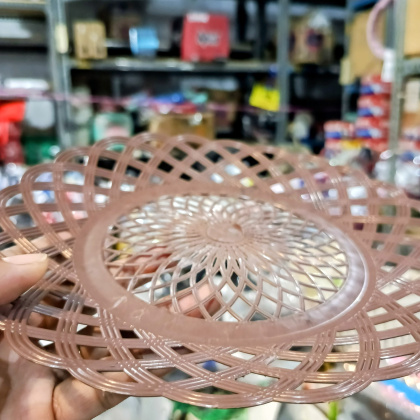 Y953 PIRING ROTAN PLASTIK MOTIF ANYAMAN DIAMETER 24.5CM