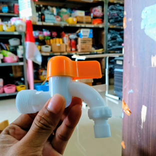 Y960 KRAN TAMAN PLASTik 3/4 inch orange / kran tembok pvc topi 3/4in
